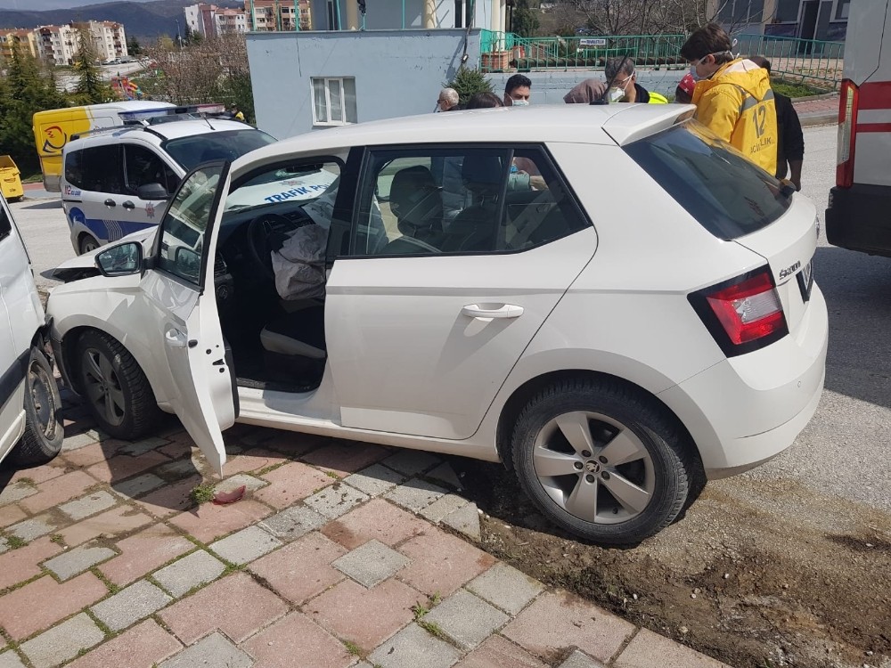 Otomobil park halindeki kamyonete çarptı; 1 yaralı 