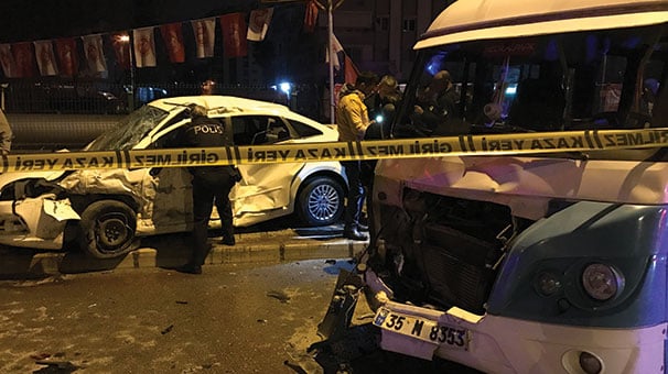 Otomobil park halindeki minibüslere çarptı: 2 kişi öldü