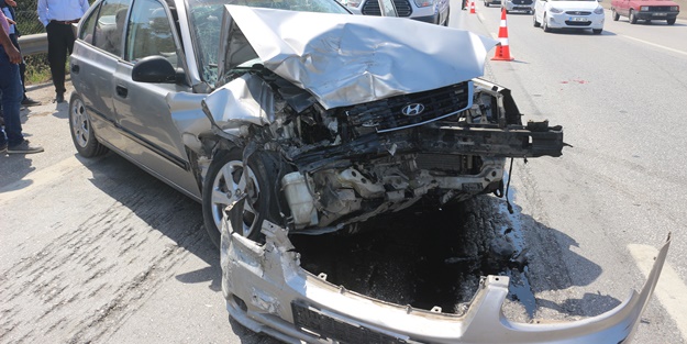 Otomobil, park halindeki otomobile çarptı