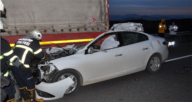 Duran TIR'a çarptı!