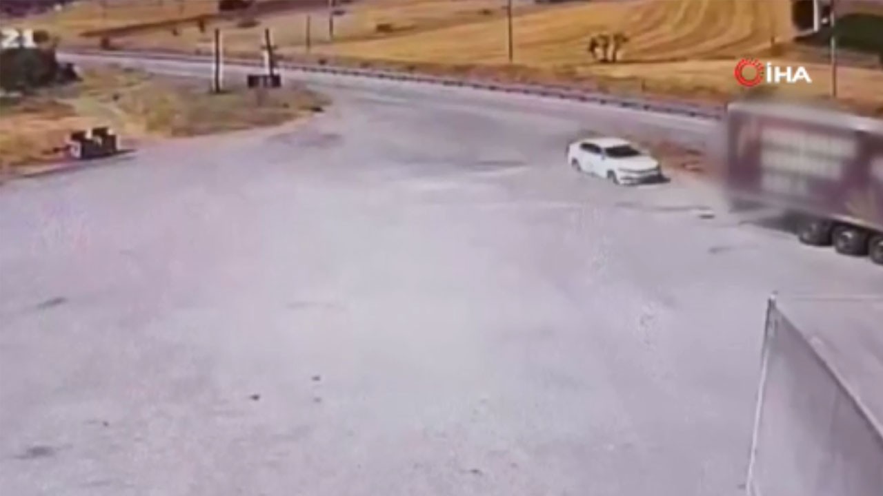 Otomobil park halindeki tıra ok gibi saplandı! O anlar kamerada