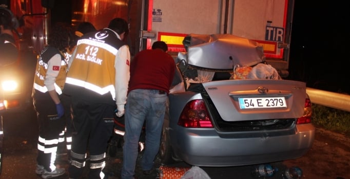 Otomobil park halindeki TIR'lara çarptı: Anne- oğul hayatını kaybetti