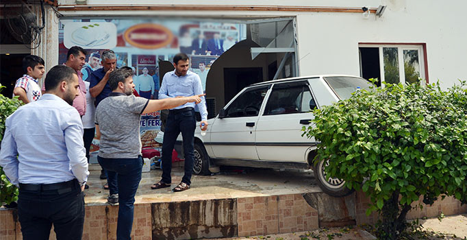 Otomobil pastaneye girdi: 4 kişi yaralı