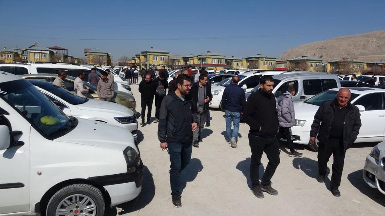 Otomobil pazarında Ramazan kalabalığı