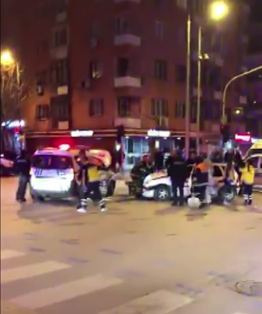 Otomobil polis otosuna çarptı: 2’si polis 3 yaralı 