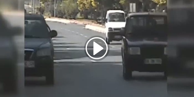 Otomobil radar aracına çarptı