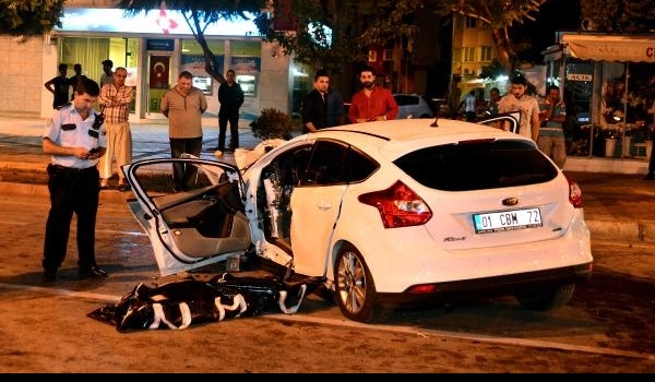 Otomobil, refüjdeki ağaçlara çarptı: 1 ölü, 1 yaralı