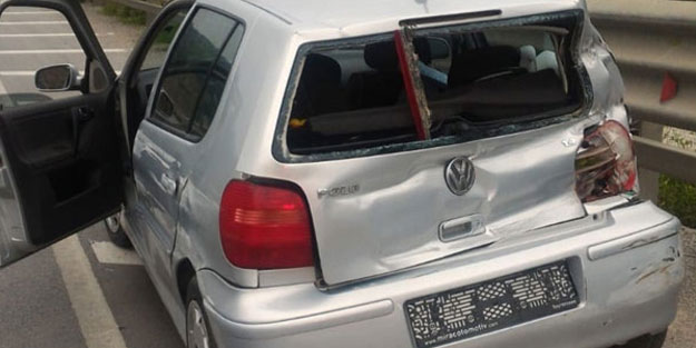 Otomobil refüje çarptı! 3 kişi yaralı