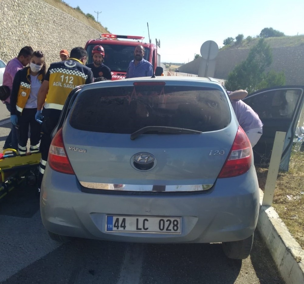 Otomobil refüje çarptı: 3 yaralı 