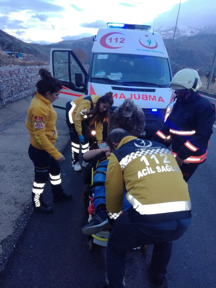 Otomobil rögar bacasına çarptı: 6 yaralı 