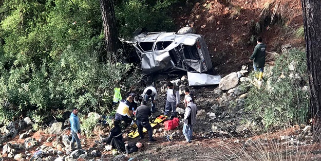 Otomobil şarampole devrildi: 3 yaralı