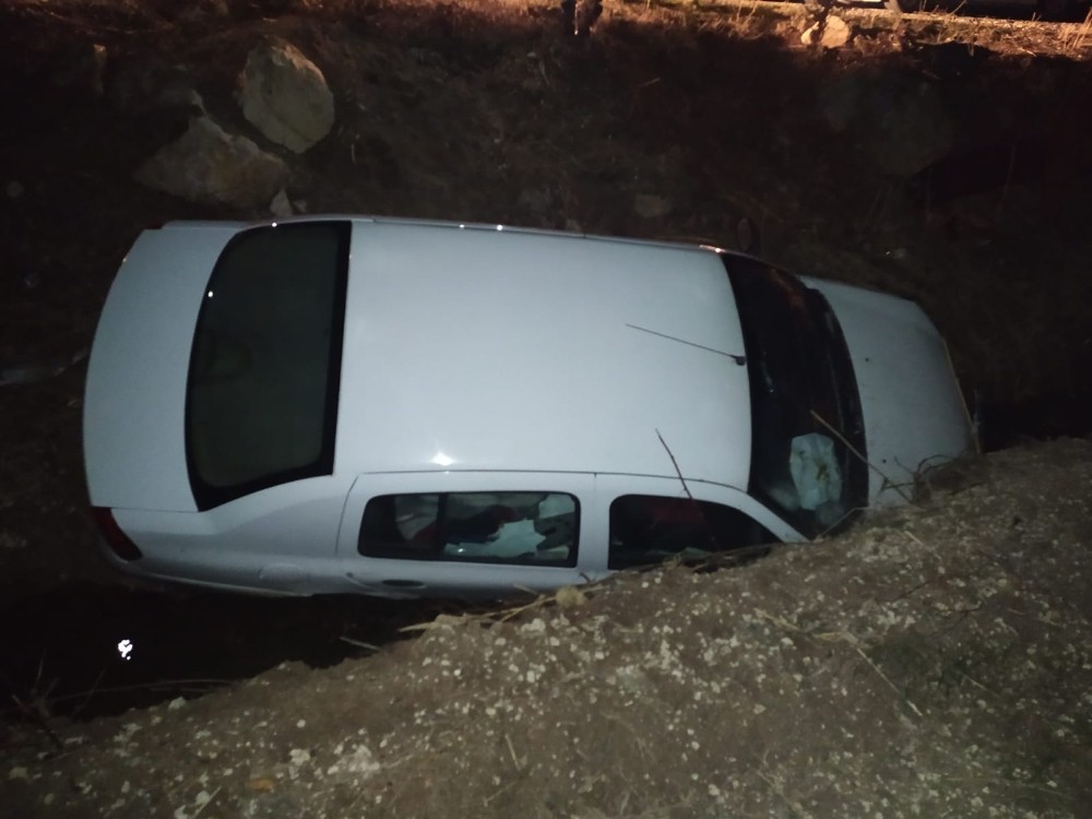 Otomobil şarampole devrildi: 4 Yaralı 