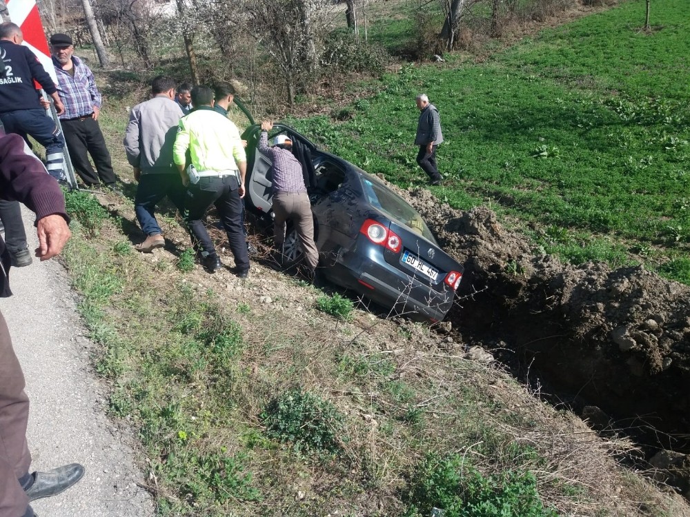 Otomobil şarampole devrildi: 4 yaralı 