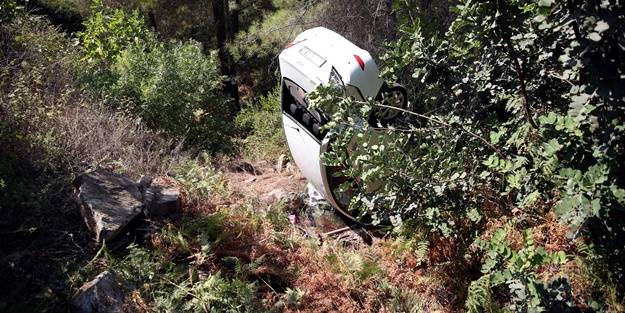 Otomobil şarampole devrildi: 4 yaralı