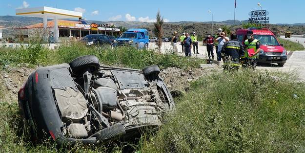 Otomobil şarampole devrildi: Yaralılar var