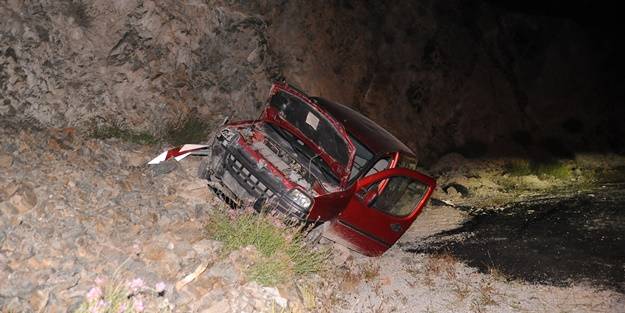 Otomobil şarampole devrildi: Yaralılar var