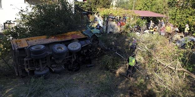 Otomobil şarampole devrildi: Yaralılar var