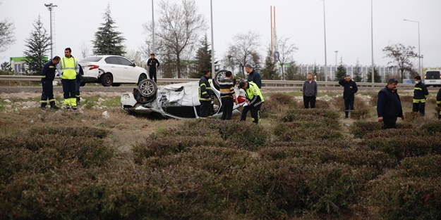 Otomobil şarampole devrildi: Yaralılar var