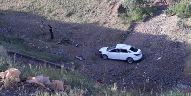 Otomobil şarampole devrildi: Yaralılar var