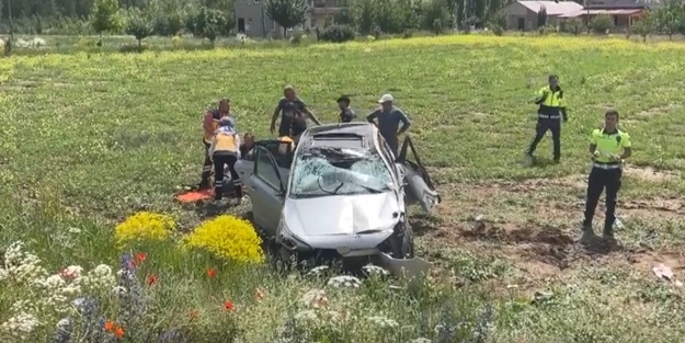 Otomobil şarampole devrildi: Yaralılar var