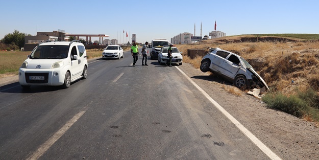 Otomobil şarampole devrildi: Yaralılar var