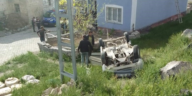 Otomobil şarampole devrildi: Yaralılar var