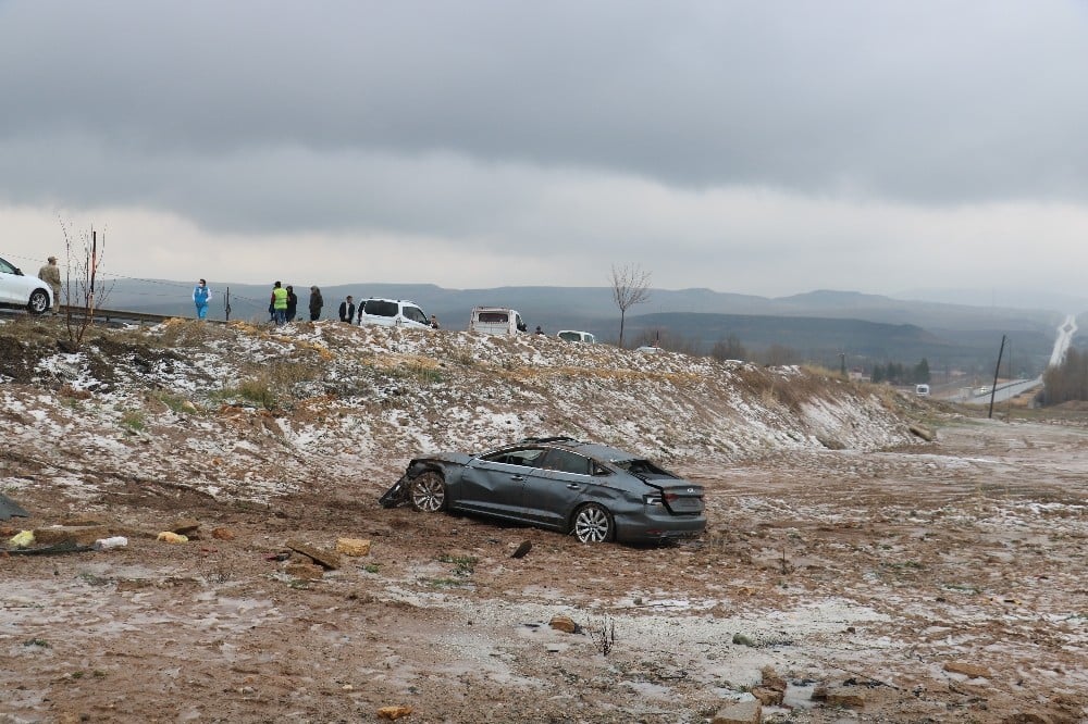 Otomobil şarampole uçtu: 4 yaralı 