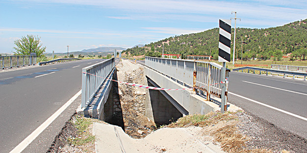 Otomobil şarampole uçtu