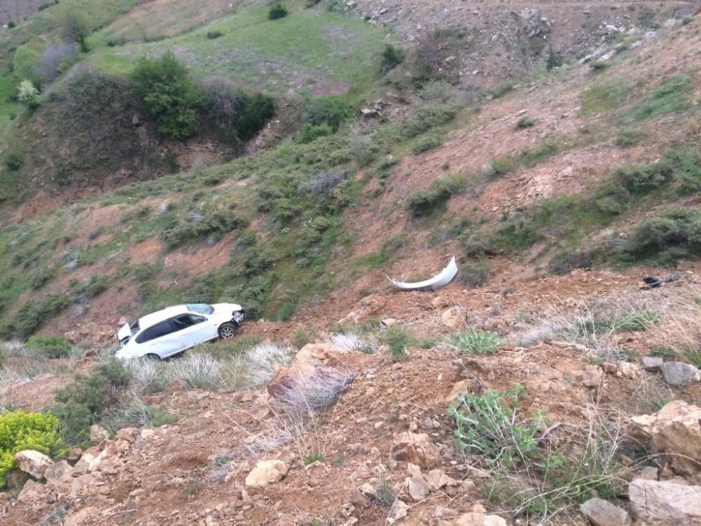 Otomobil şarampole yuvarlandı: 1 ölü, 1 yaralı 