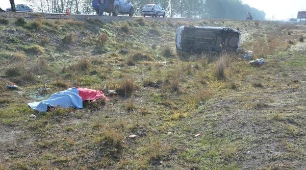 Otomobil şarampole yuvarlandı: 2 ölü, 2 yaralı