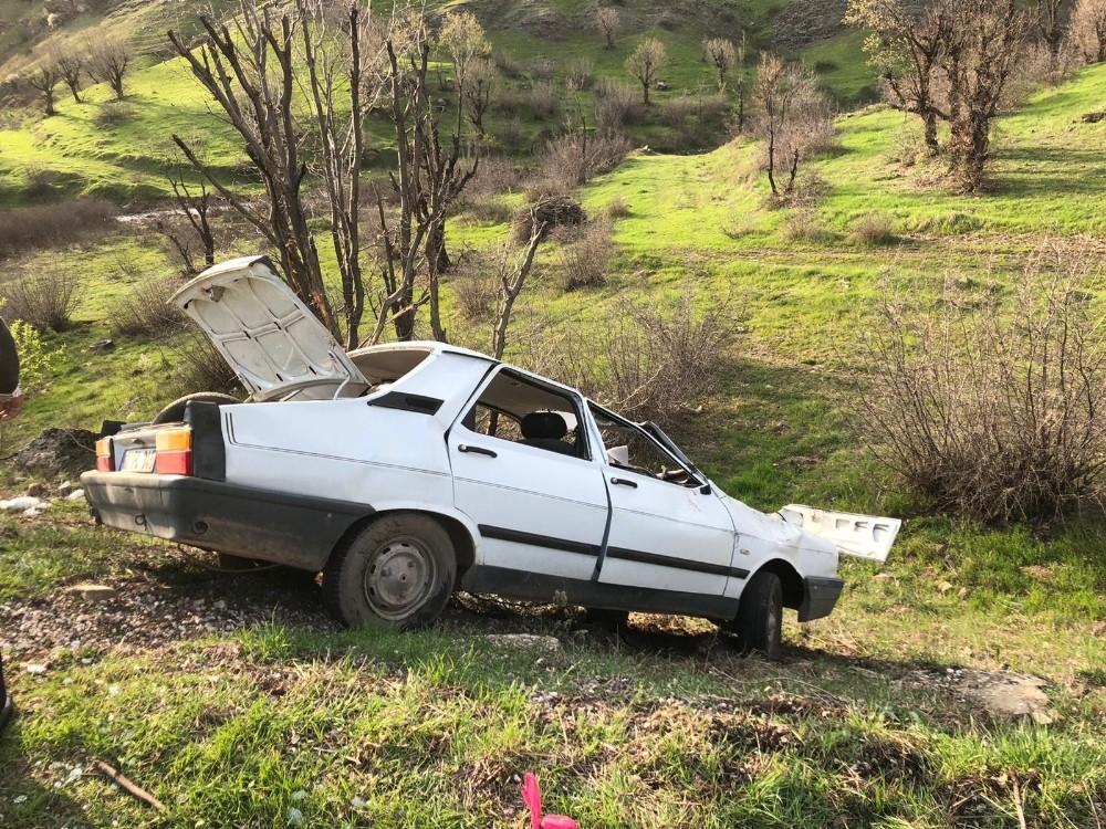 Otomobil şarampole yuvarlandı: 2 yaralı 