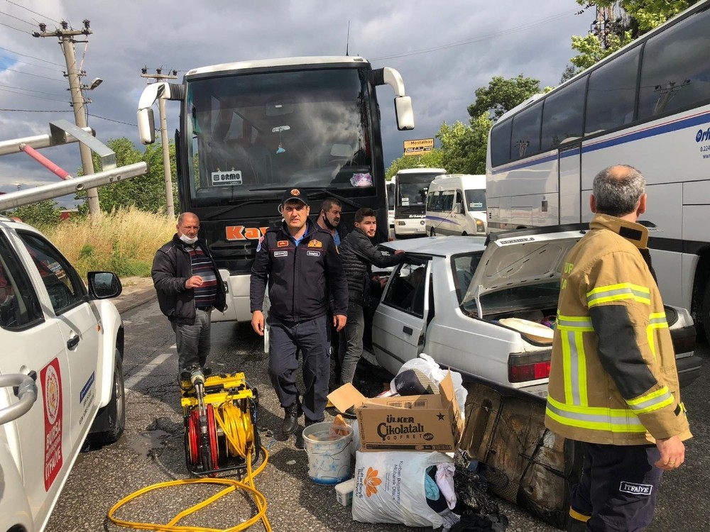 Otomobil servis otobüsünün altına girdi: 1 ölü 