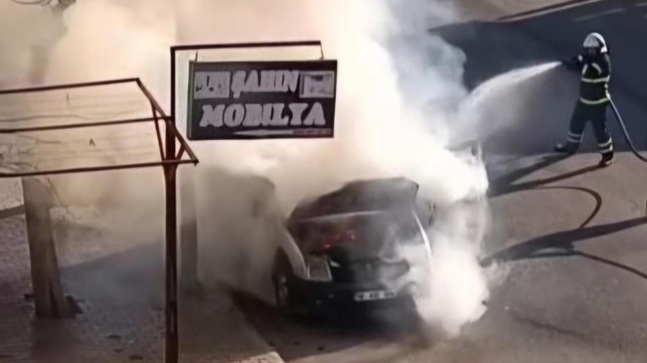 Otomobil seyir halinde alev aldı! O anlar kamerada
