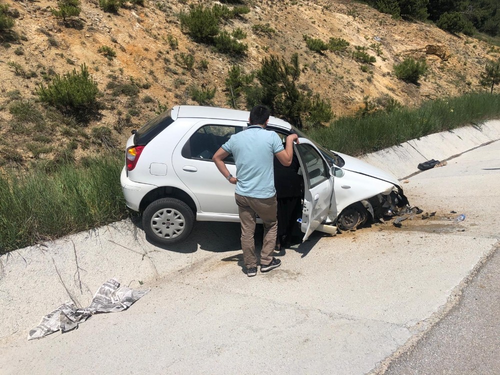 Otomobil su kanalına çarpıştı; 1 yaralı 