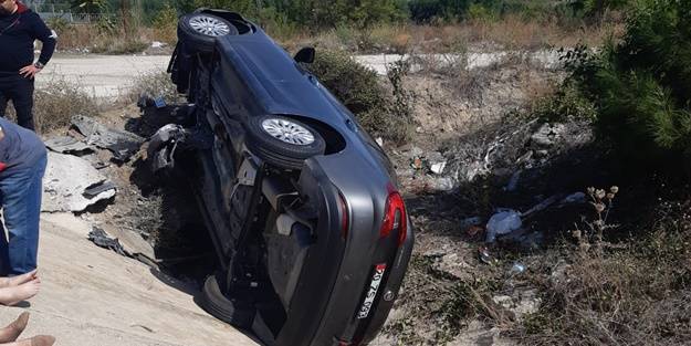 Otomobil su kanalına devrildi: Yaralılar var