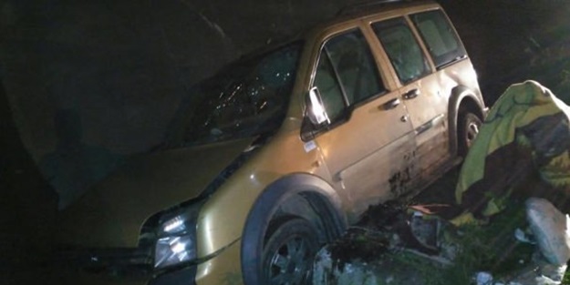 Otomobil su kanalına düştü