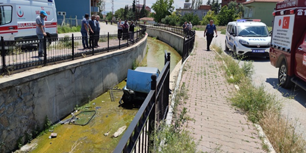 Otomobil su kanalına düştü