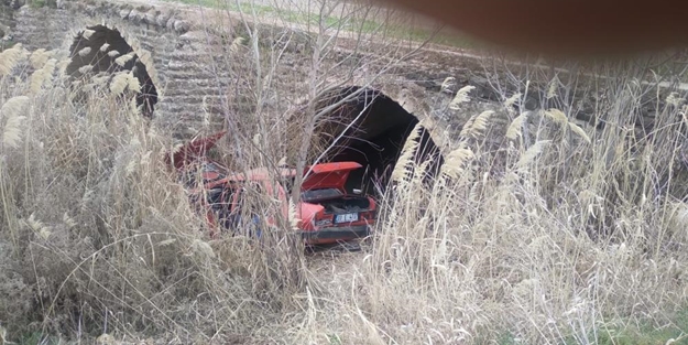 Otomobil su kanalına düştü: Yaralılar var