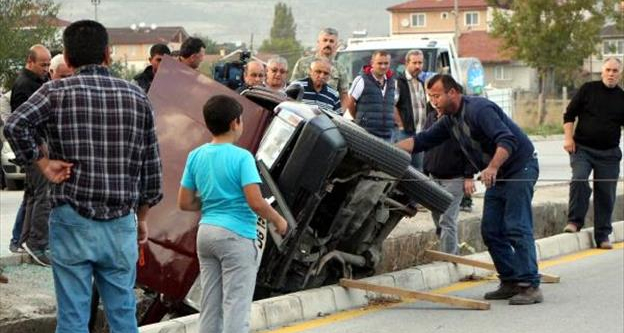 Otomobil sulama kanalına devrildi, 2 kişi yaralandı!
