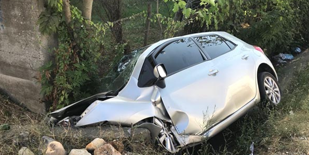Otomobil sulama kanalına düştü, aynı aileden 4 kişi yaralandı