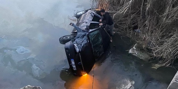 Otomobil sulama kanalına düştü... Yaralılar var