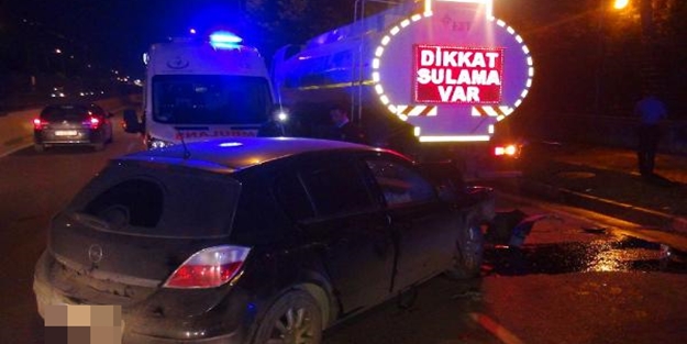 Otomobil sulama tankerine çarptı: 2 yaralı