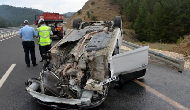 Otomobil takla attı: 1 polis yaralı