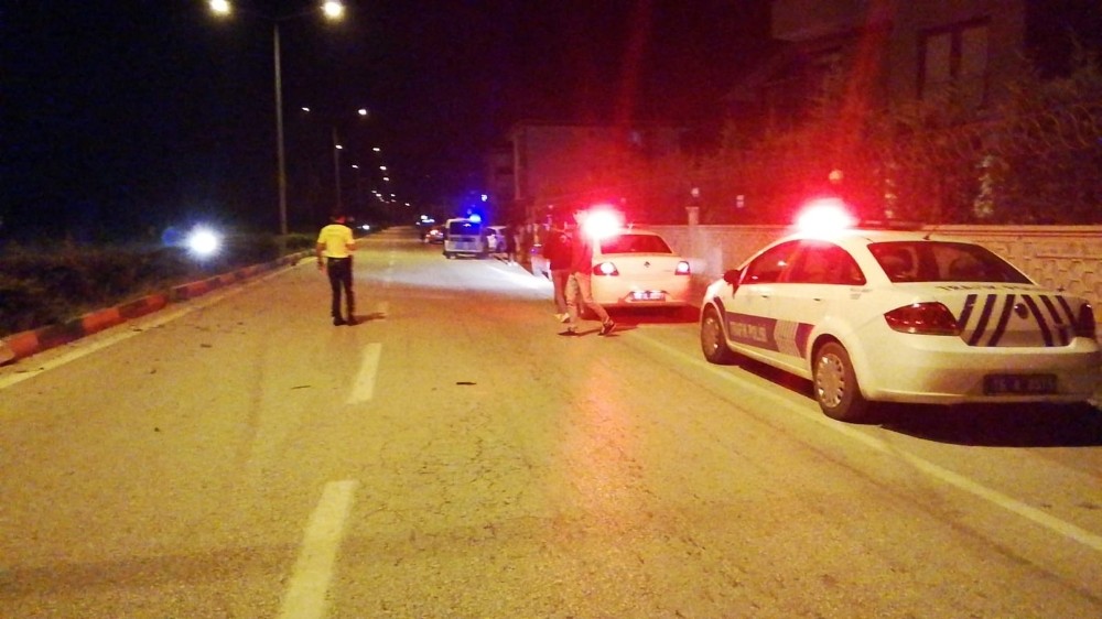 Otomobil takla attı, sürücü arkadaşlarını bırakıp kaçtı 