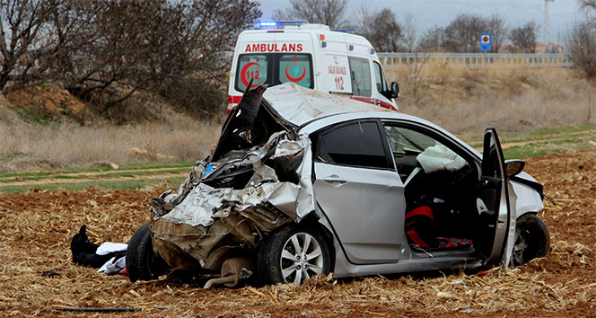 Otomobil tarlaya uçtu: 1 ölü, 2 yaralı