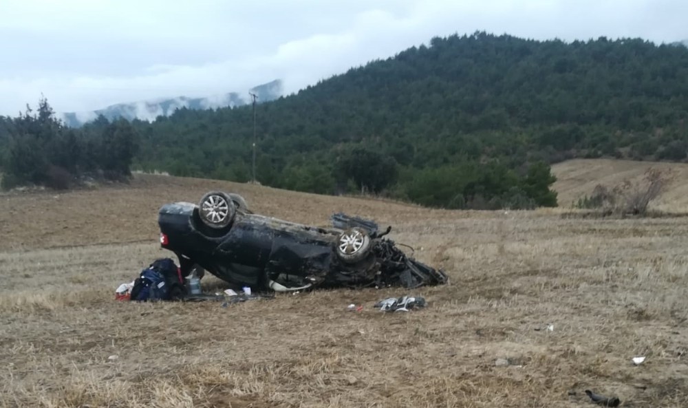 Otomobil tarlaya uçtu: 2 yaralı 