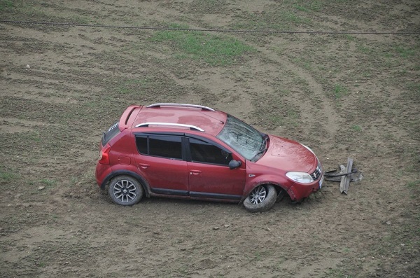 Otomobil tarlaya uçtu