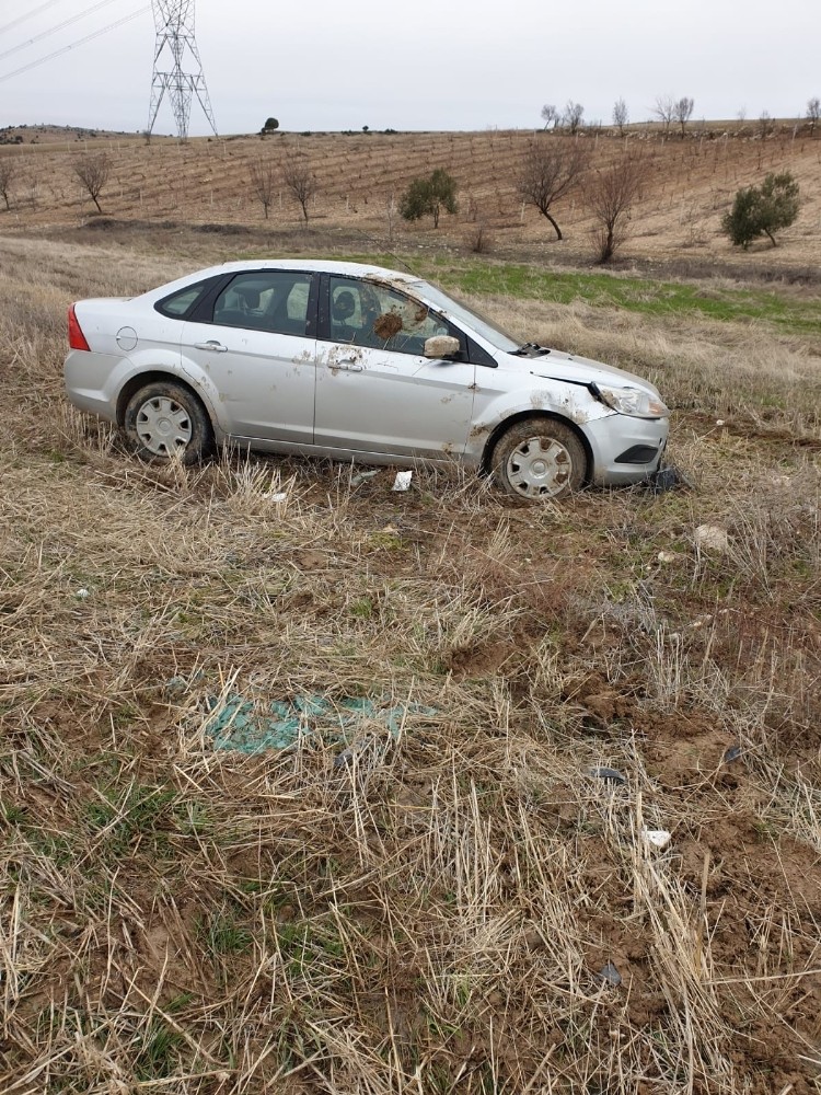 Otomobil tarlaya yuvarlandı: 3 yaralı 