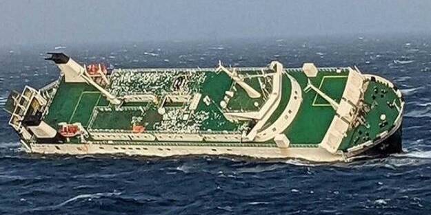 Otomobil taşıyan gemi İran açıklarında battı