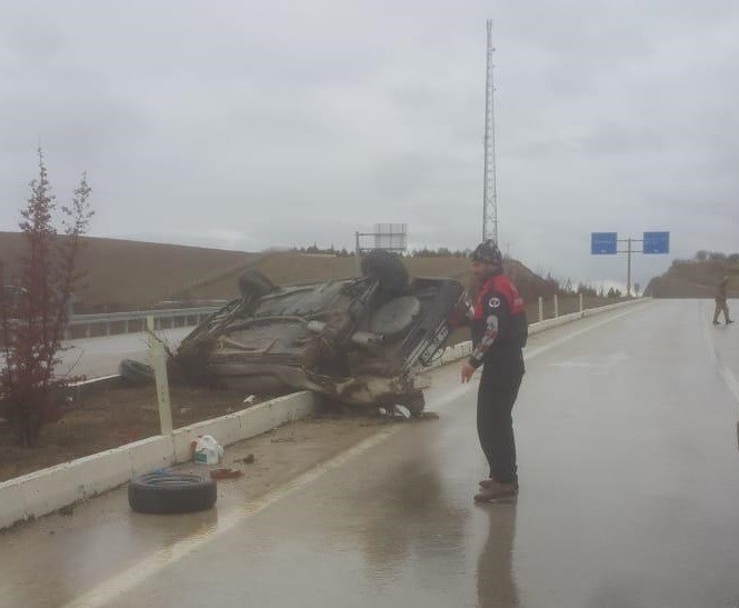 Otomobil ters döndü, sürücü yara almadan kurtuldu 